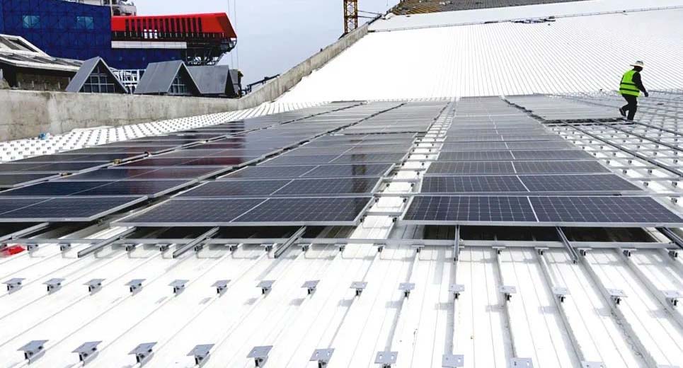 Địa điểm thi công: Lắp đặt tấm pin năng lượng mặt trời trên mái nhà