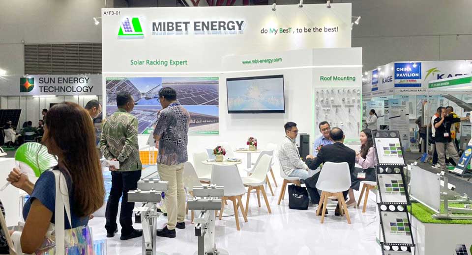 Khách tham quan gian hàng Mibet tìm hiểu về sản phẩm