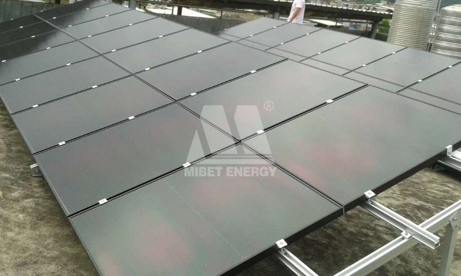 bảng điều khiển năng lượng mặt trời gắn mái nhà ở Trung Quốc
